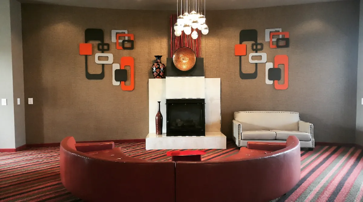 Motifs géométriques, finitions laquées et contrastes audacieux en laiton, velours et noir — un style défini par le glamour dramatique et la sophistication de l'ère du jazz.