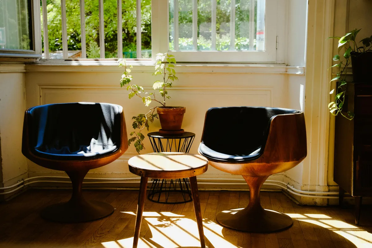 Courbes organiques, pieds fuselés, tons noyer et silhouettes optimistes des années 50-60 — le vocabulaire durable du design américain d'après-guerre traduit pour une vie contemporaine confortable.