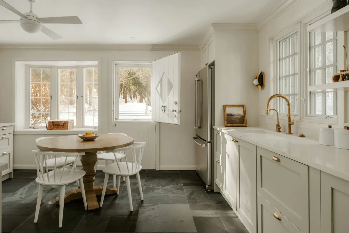 Murs en shiplap, poutres récupérées, lins neutres et chaleur rustique-moderne — la nostalgie pastorale filtrée par des lignes contemporaines épurées et une retenue réfléchie.